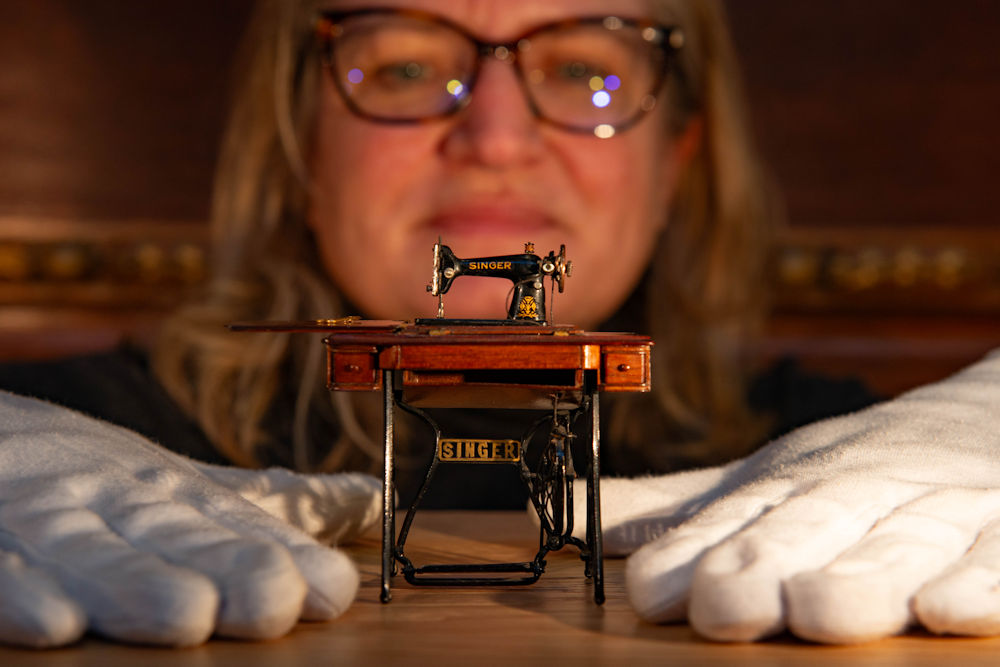 Queen Mary's Dolls' House Sewing Machine